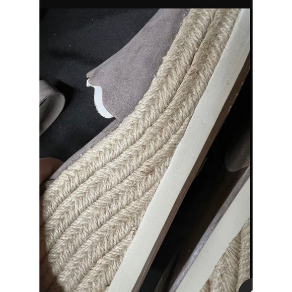 Torrid Ladies Size 9.5 Taupe Gray Scalloped Sports Wedge Sandals - Picture 4 of 4